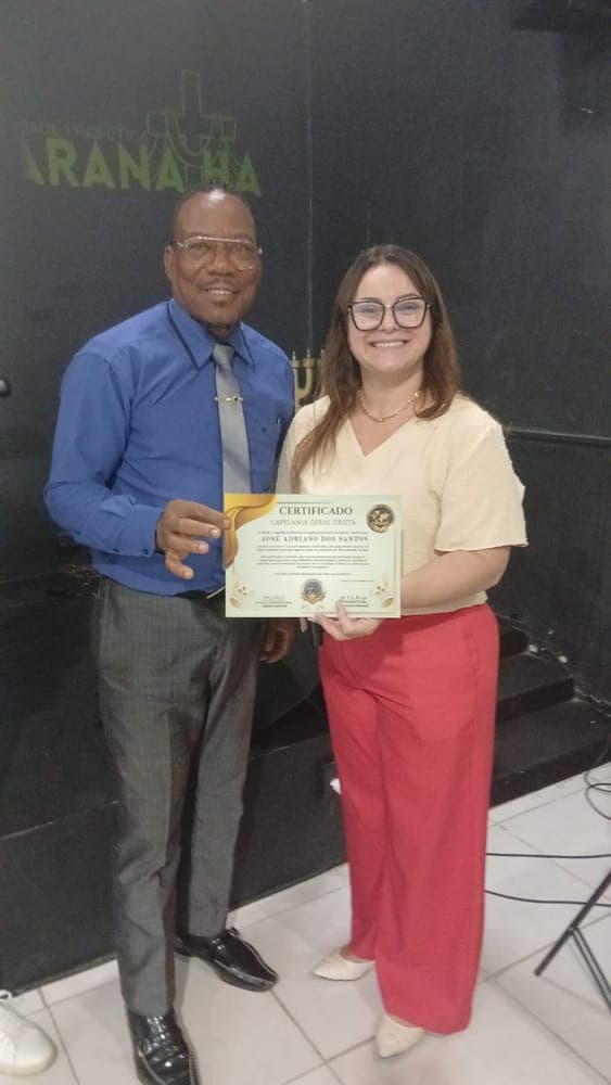 Capelã formada exibindo seu certificado da CMEBE