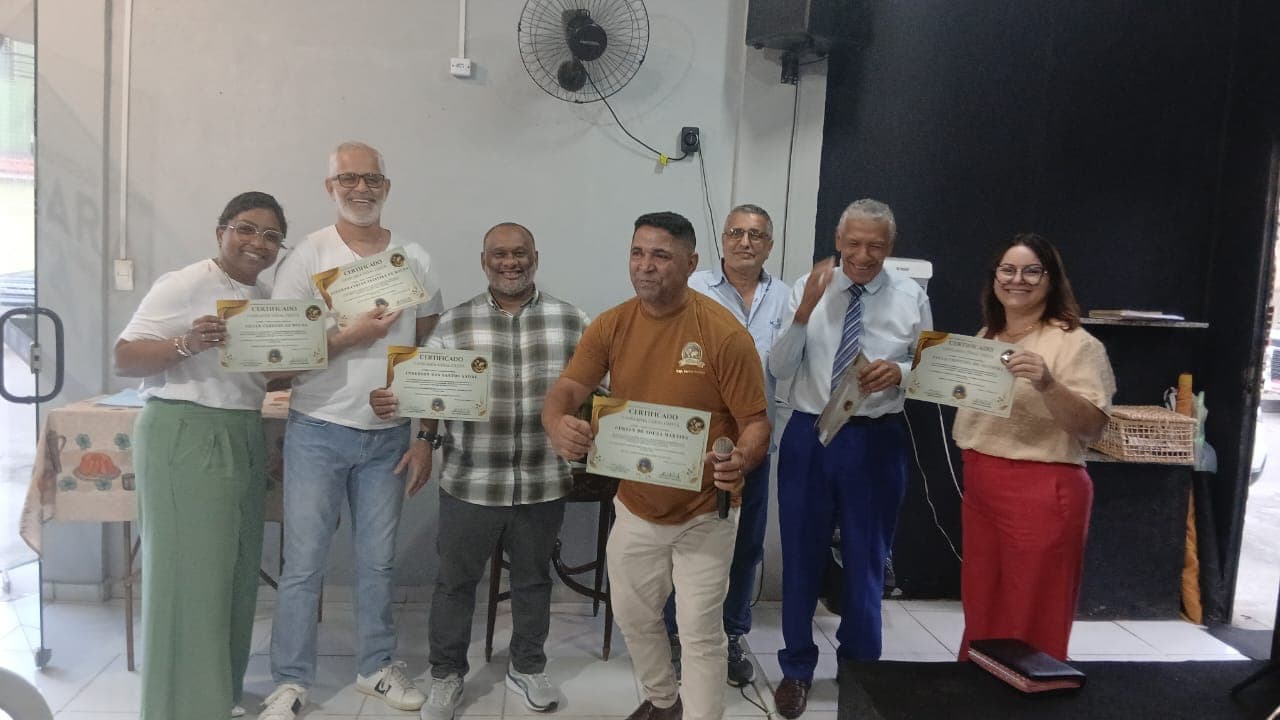 Ministros e líderes da CMEBE reunidos com seus certificados de capelania