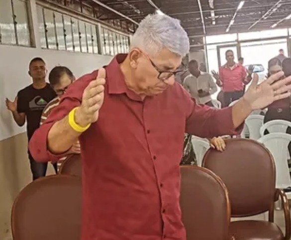 Presidente da CMEBE em momento de adoração durante um culto